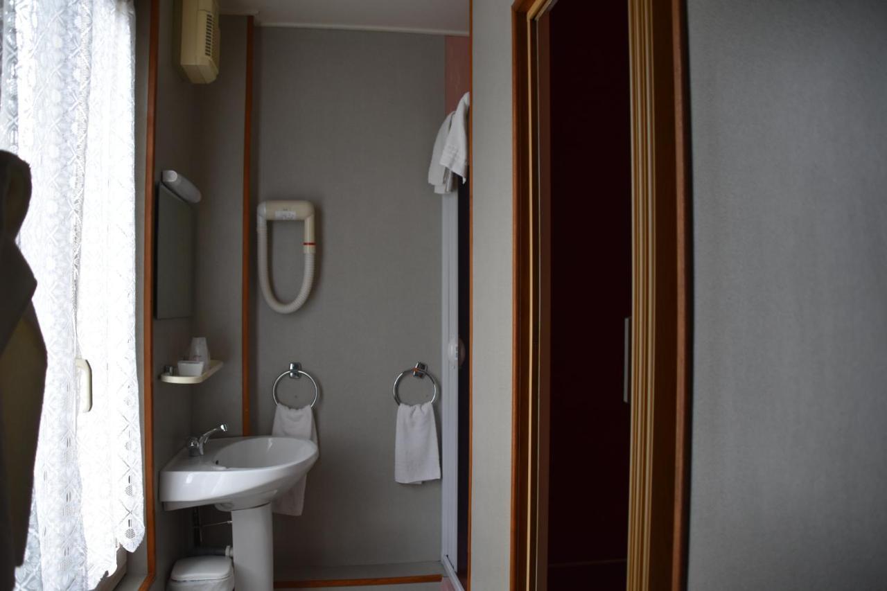 Le Rider Hotell Bort-les-Orgues Exteriör bild